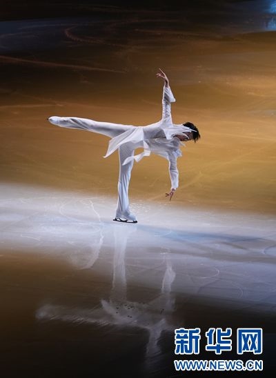 图为羽生结弦在表演中。记者 钱铮 摄