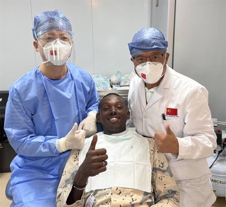 援吉医疗队口腔科王玮主任与“和平方舟”号医院船医务人员共同为一名当地牙髓炎患者诊疗。中国（山西）第23批援吉布提医疗队供图