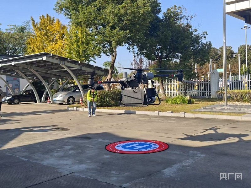 南京殷巷收费站装载500张通行卡的无人机起飞(央广网记者 王锡斐 摄)