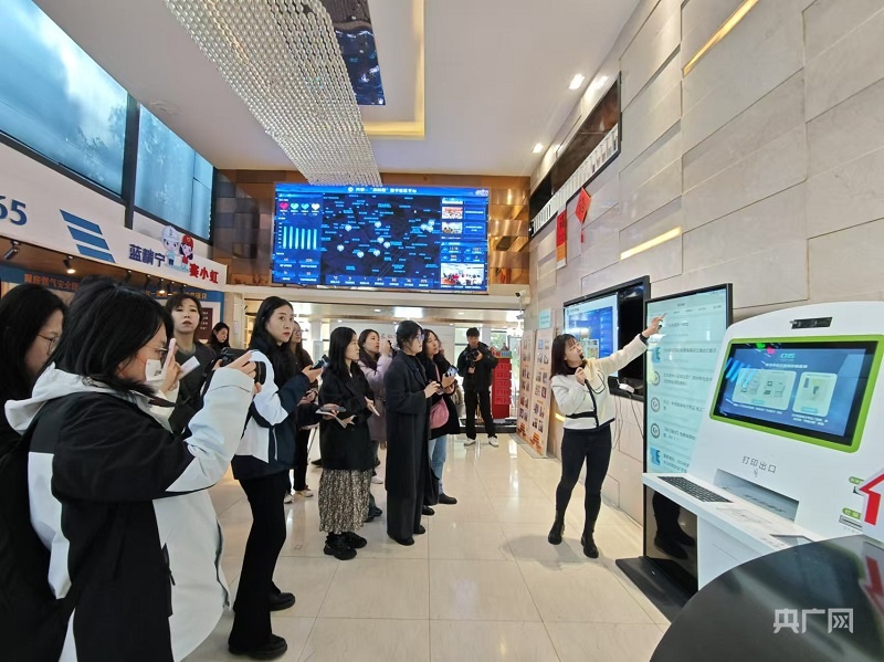 刘燕介绍“及时雨”数字社区平台(央广网记者 王锡斐 摄)