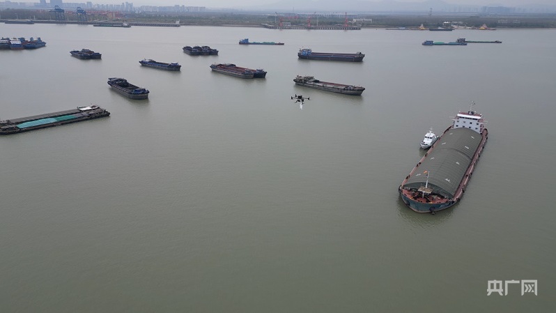 无人机在给长江船只送货(央广网发 刘剑忠 摄)