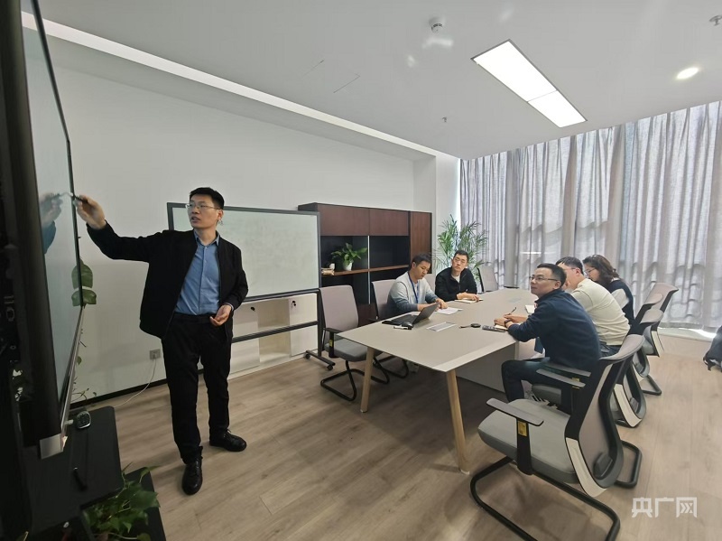 陈平平和团队成员在研讨室讨论(央广网记者 王锡斐 摄)