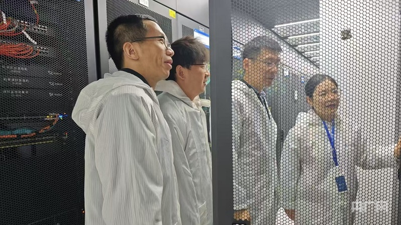 陈平平和团队在实验室设备机房开展创新网络测试验证(央广网记者 王锡斐 摄)