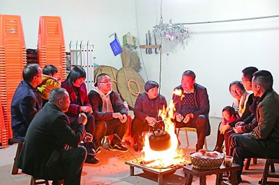 为讨论蜜梨产业发展事宜，鸬鸟镇开展“围炉夜话”。资料图片