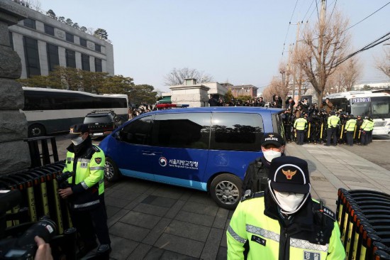  1月21日，尹锡悦乘坐的车辆进入韩国首尔的宪法法院。新华社记者姚琪琳摄