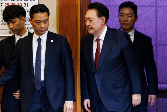  1月23日，尹锡悦（右二）在韩国首尔宪法法院出席总统弹劾案庭审。新华社发（Pool图片，曹城凖摄）