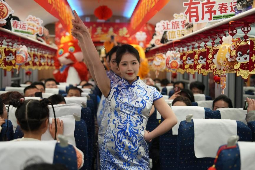 列车乘务员身穿青花瓷元素服饰表演节目。人民网 欧阳易佳摄