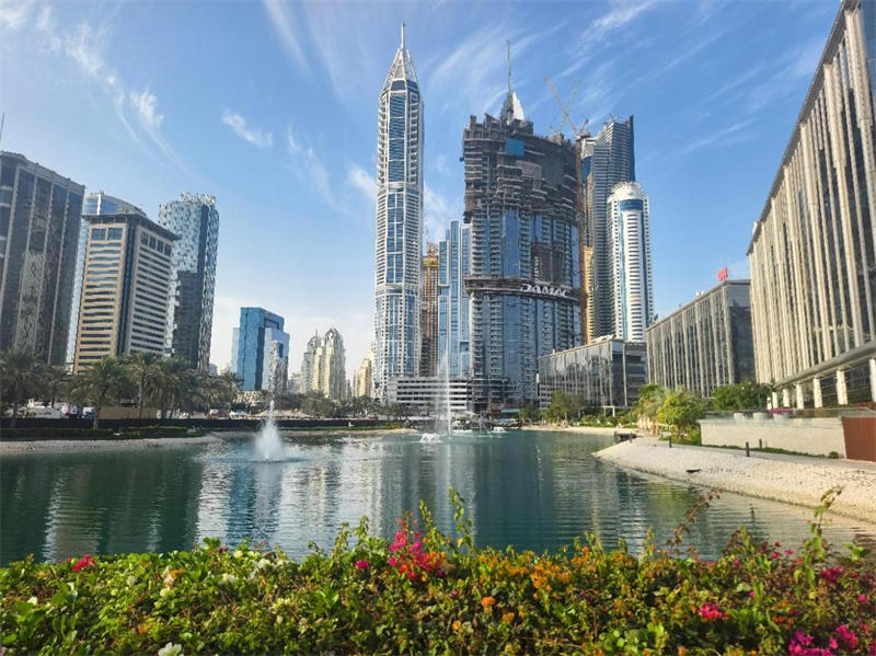 正在建设中的卡瓦利卡萨高层住宅项目（图中有脚手架建筑）。 中建中东供图 