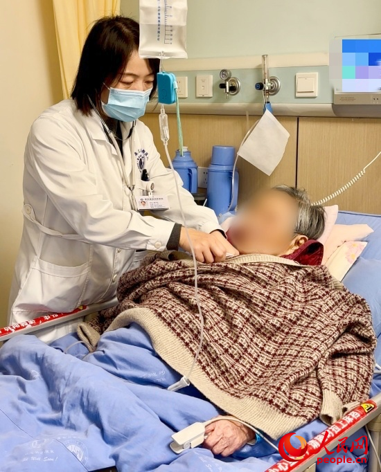 廖泽燕为张婆婆听诊。人民网记者 金慧慧摄