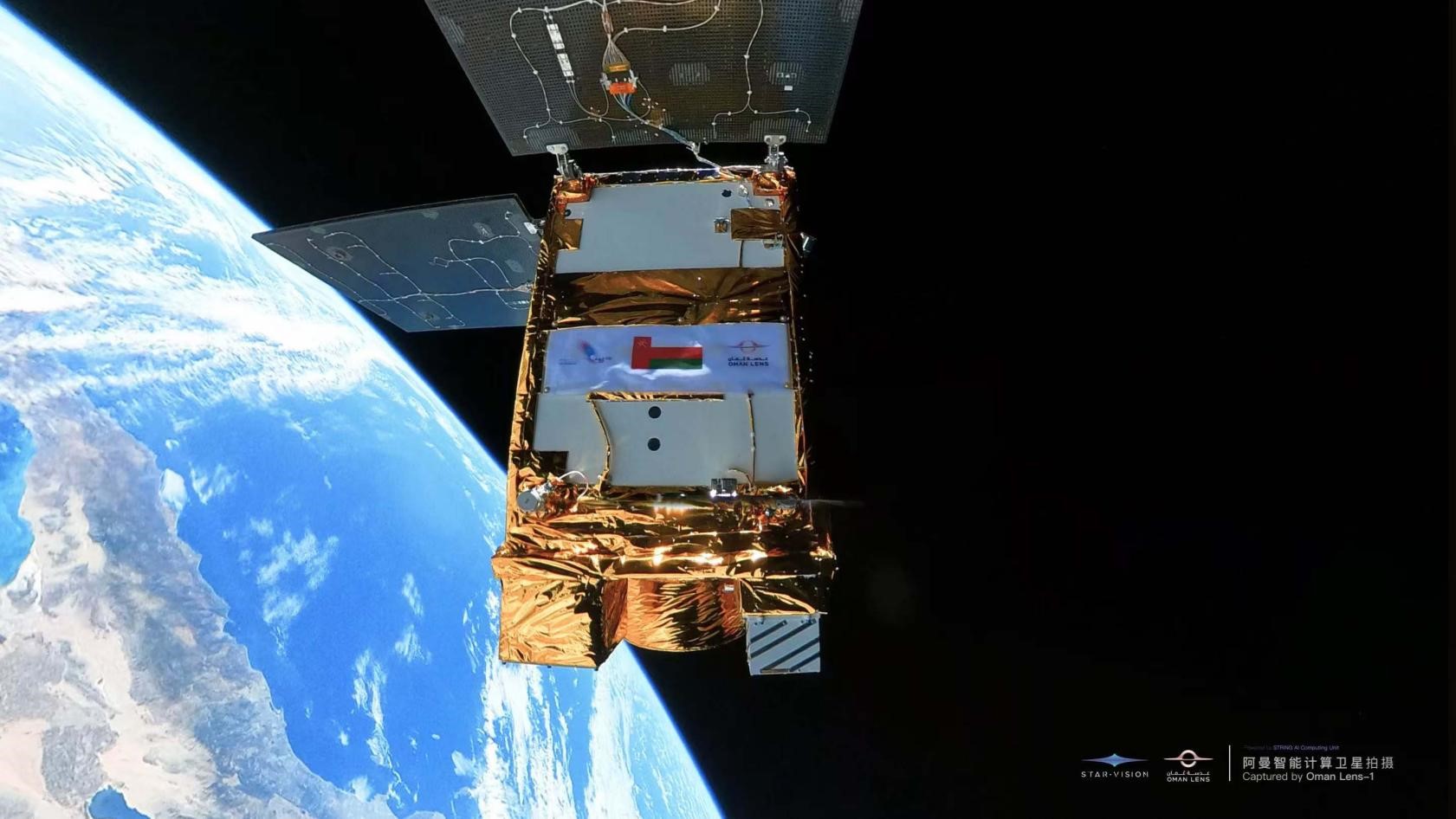 阿曼智能遥感卫星一号近日在太空中自拍。阿曼兰斯航天公司供图