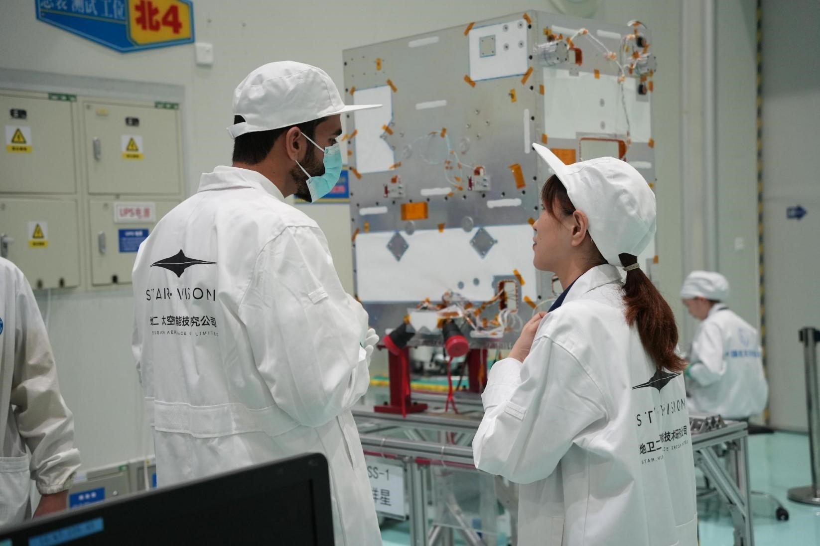 阿曼技术人员在中国接受培训。阿曼兰斯航天公司供图