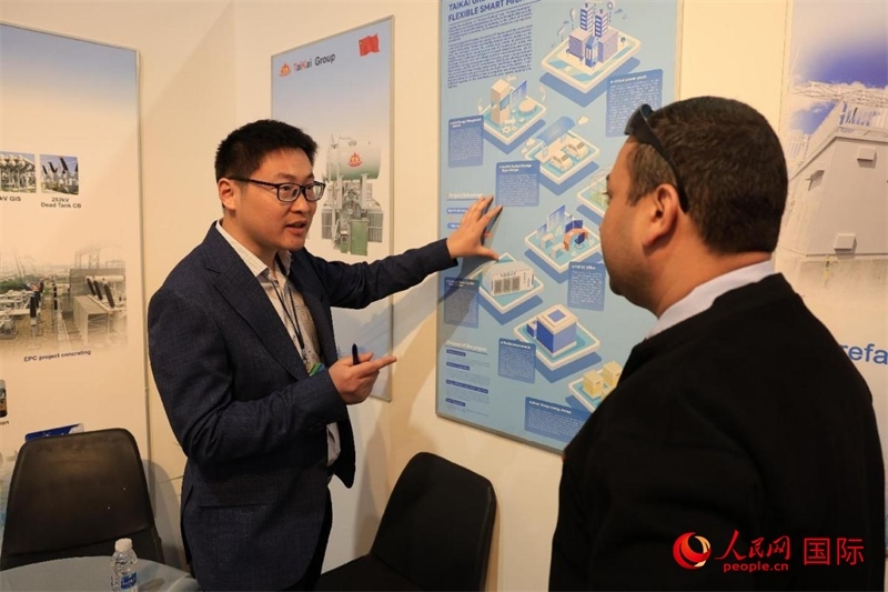 一名中国展商向嘉宾介绍产品。人民网伊纳斯·易卜拉欣摄
