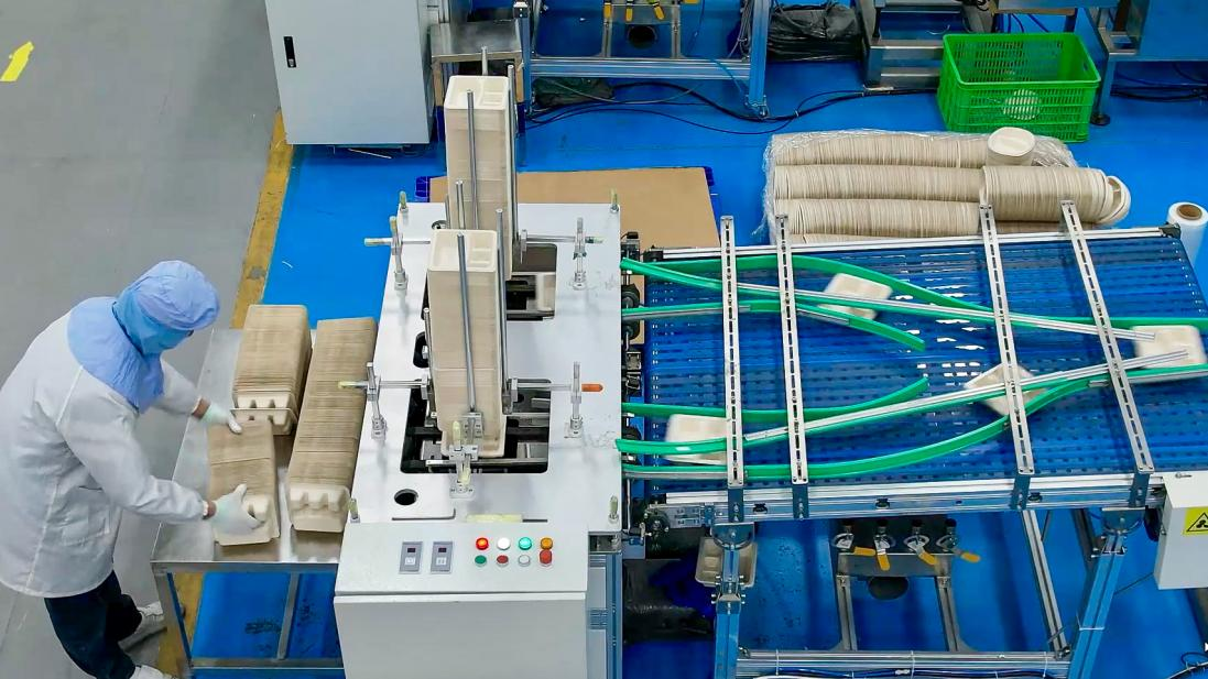 来宾市糖企用甘蔗渣制造环保餐具（央广网发 覃飞翔 摄）