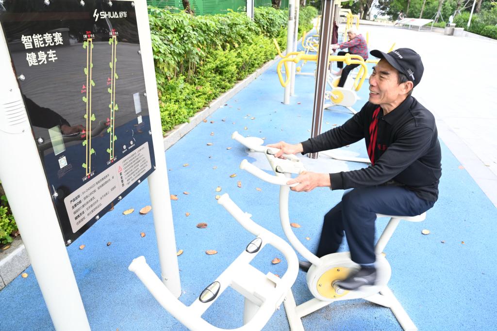 2023年4月24日，市民在福州市鼓楼区西河智慧体育公园使用智能竞赛健身车。新华社记者 林善传 摄