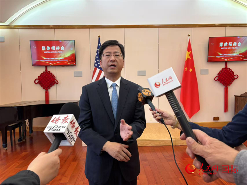 张建敏接受人民网等媒体记者采访。人民网 邓圩摄