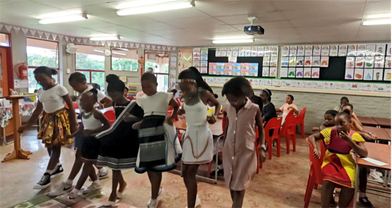 南非学生表演非洲歌舞,