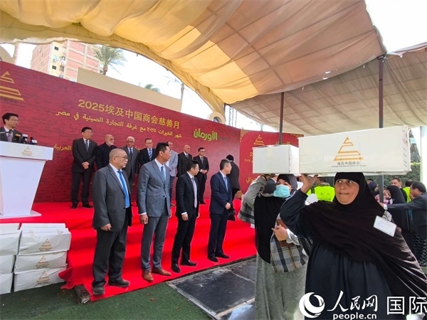 领到斋月礼盒的埃及民众兴高采烈。人民网记者 黄培昭摄