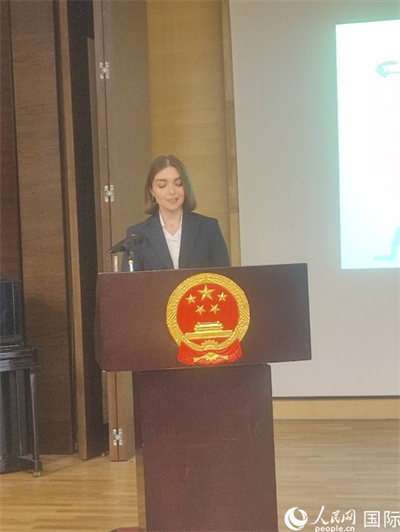 意方学生代表白绮花发言。人民网记者 郑彬摄