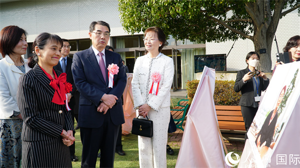 共同观看女性成就图片展。人民网 蒋晓辰摄