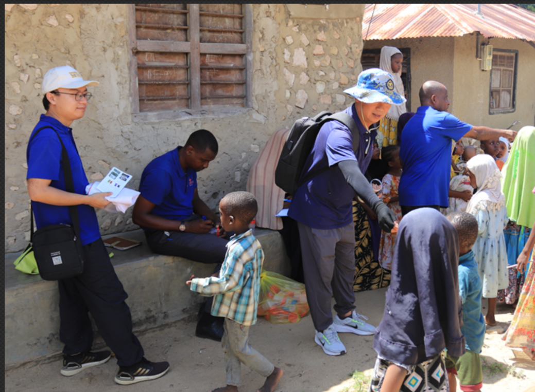 专家组向村民发放健康教育手册和健康教育用品。专家组供图