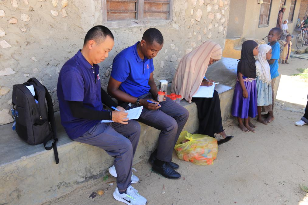 专家组指导非方疾控人员开展疾病筛查工作。专家组供图