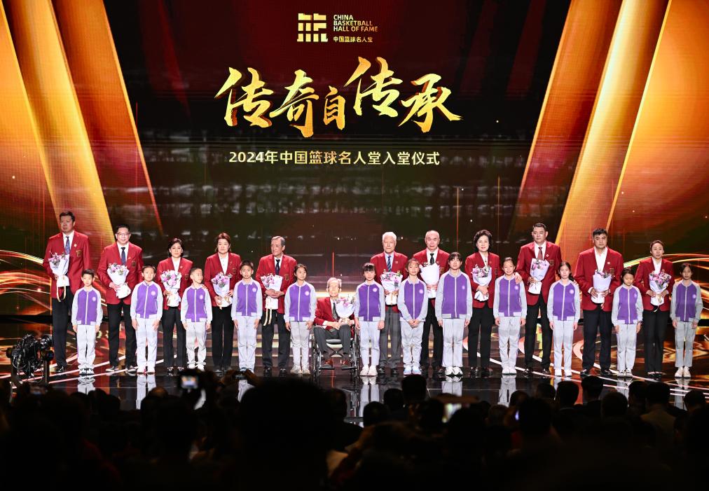 3月23日，在场的各届中国篮球名人堂入堂人物在入堂仪式上合影留念。新华社记者 陈钟昊 摄