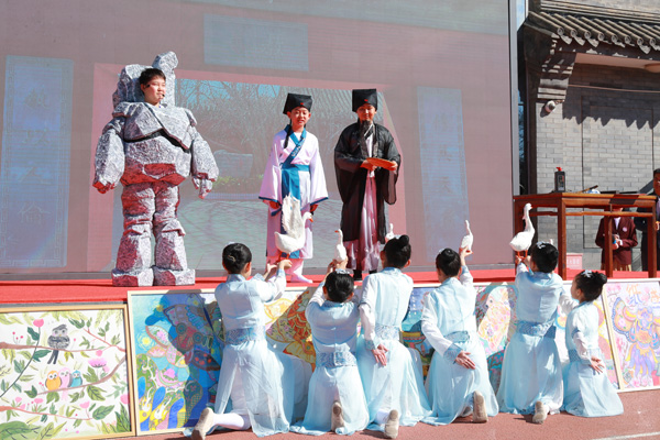 展览开幕式上，府学学子上演情景剧《鹅池》。府学胡同小学供图