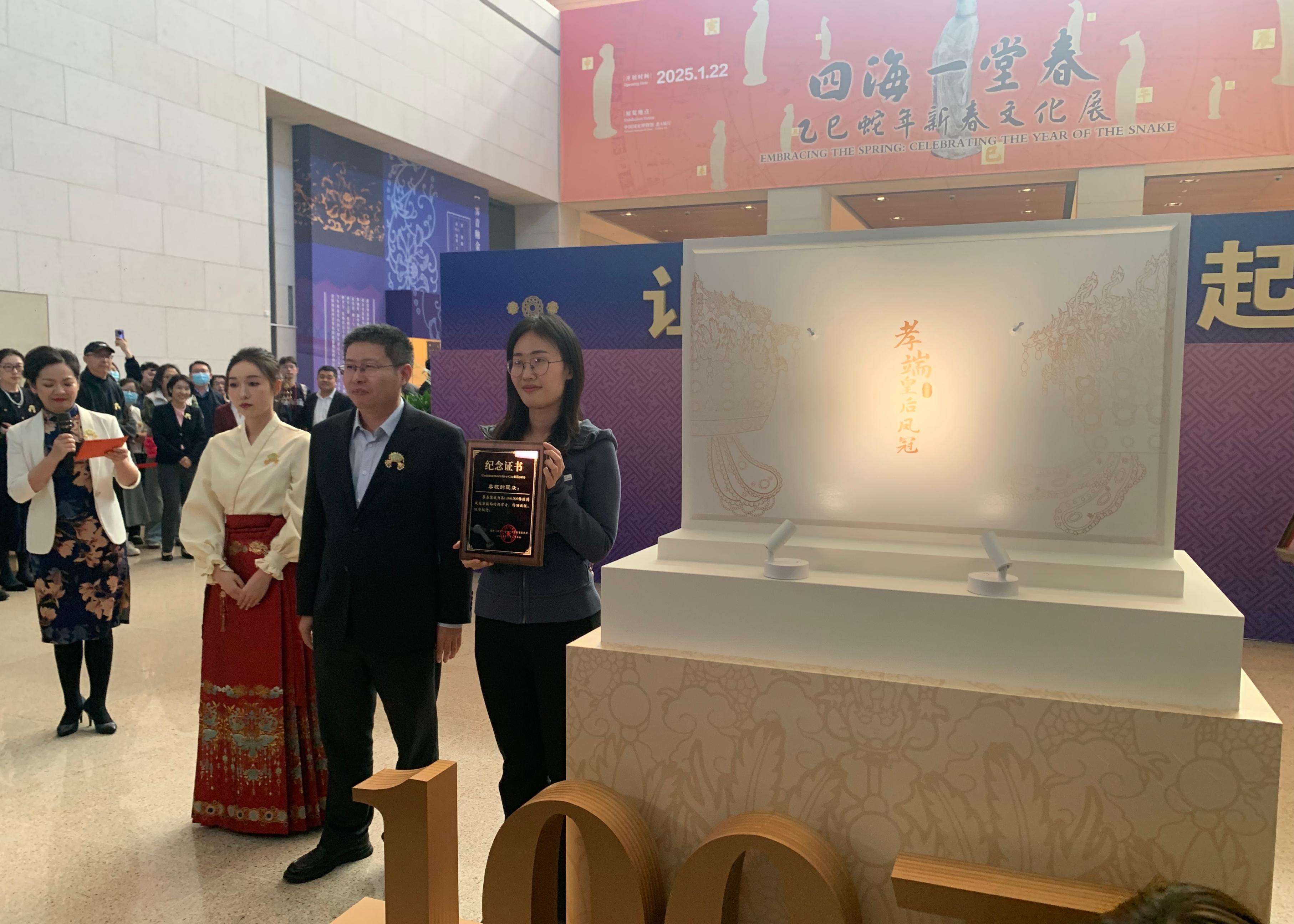 国博文创团队精心准备了“纪念款凤冠冰箱贴”和纪念证书赠送给第100万件凤冠冰箱贴的购买者。人民网记者 刘颖颖摄