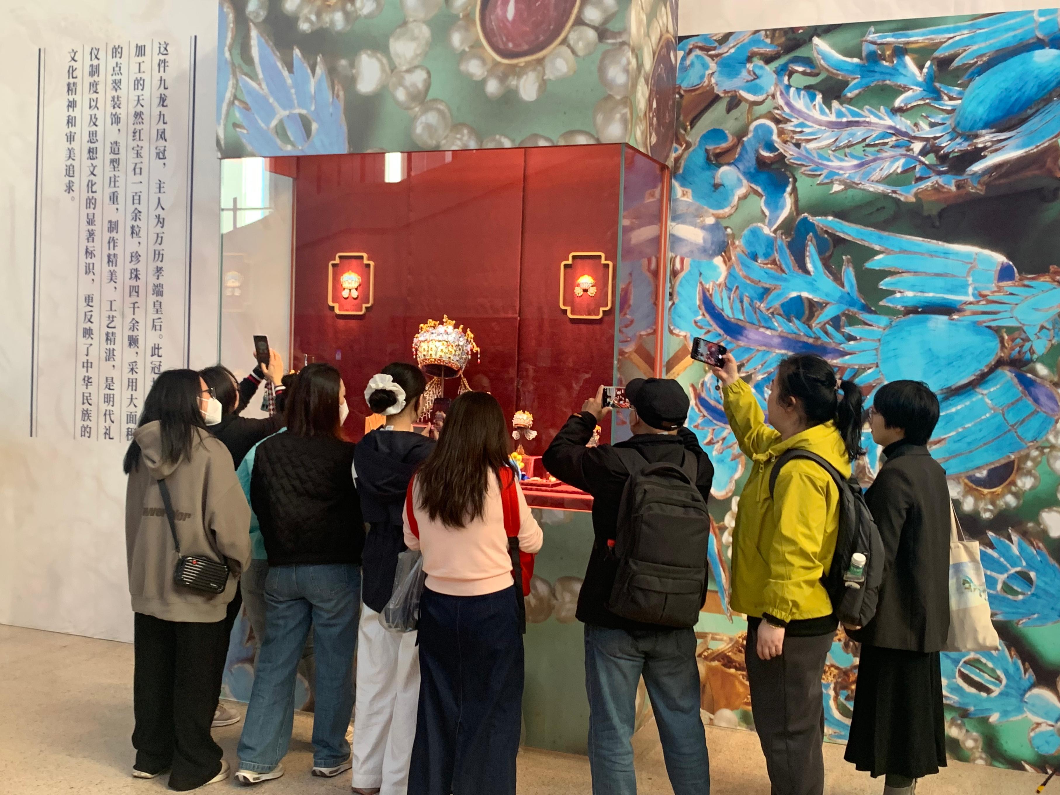 观众参观国博凤冠系列文创产品。人民网记者 刘颖颖摄