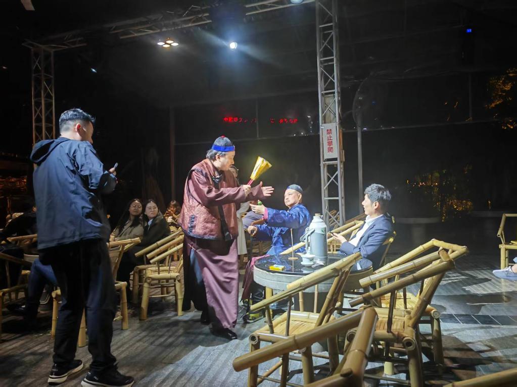 3月24日，《鹤鸣传奇》在四川省成都市人民公园鹤鸣茶社演出。新华社记者 张海磊 摄