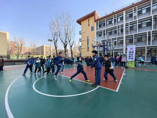 北京师范大学实验小学开展跳绳比赛。