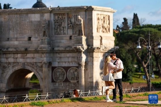 3月25日，在意大利罗马，情侣在君士坦丁凯旋门前留影。新华社记者 李京 摄