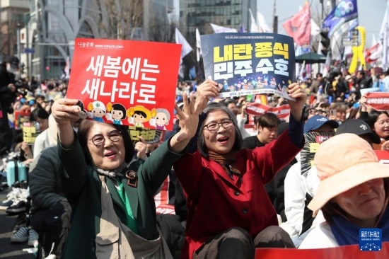 4月4日，民众在韩国首都首尔的韩国宪法法院附近庆祝尹锡悦弹劾案获得通过。新华社记者 姚琪琳 摄