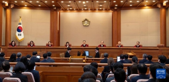 这是4月4日在韩国首都首尔的韩国宪法法院拍摄的尹锡悦弹劾案宣判现场。新华社发（Pool图片，李相浩摄）