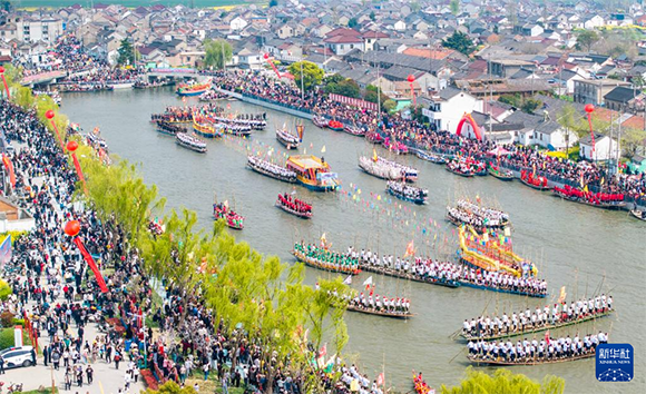 4月4日,选手在参加茅山会船盛会(无人机照片)。 新华社发(周社根 摄)