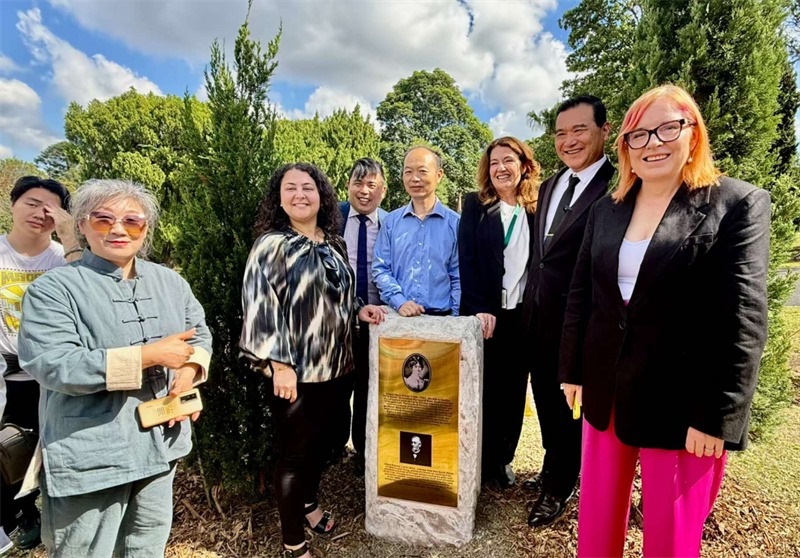 3.纪念碑揭幕。