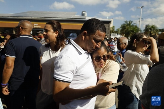  4月8日，人们聚集在多米尼加首都圣多明各的夜总会屋顶坍塌事故现场附近。新华社发