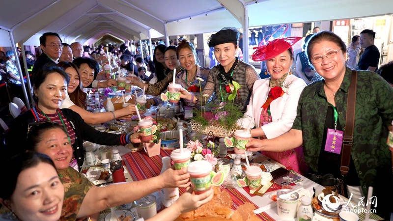 海外华侨在活动现场品尝“家乡味”。人民网记者 符武平摄