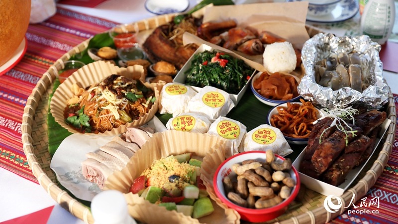 长桌宴上摆满了海南特色佳肴。人民网记者 符武平摄