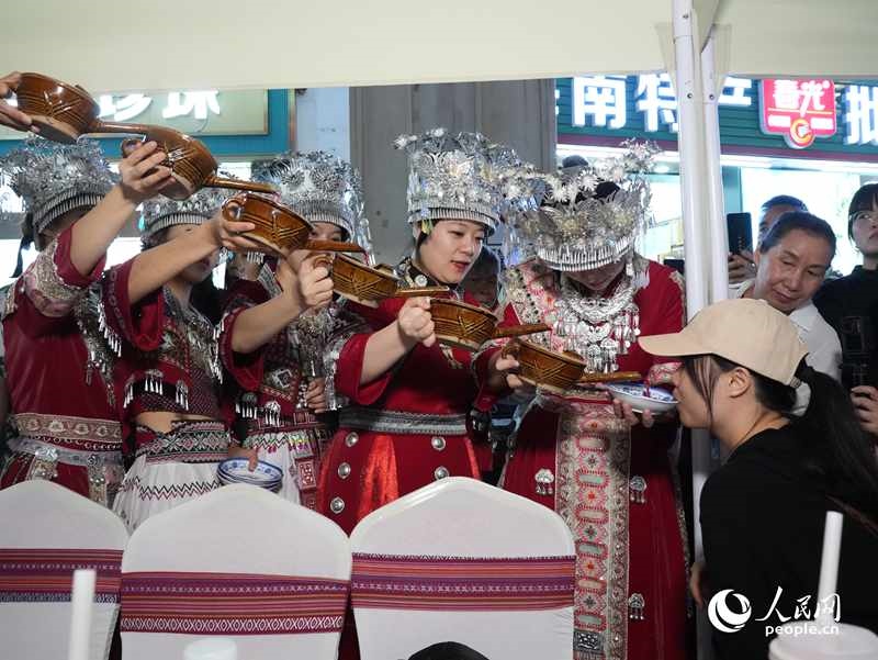 游客体验互动演出《高山流水》。人民网记者 张力洋摄