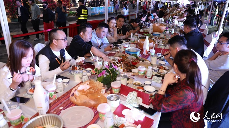 消博会嘉宾沉浸享用长桌宴。人民网记者 符武平摄