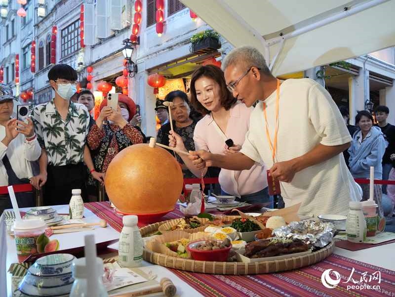 嘉宾品尝海南传统美食“煎堆”。人民网记者 张力洋摄