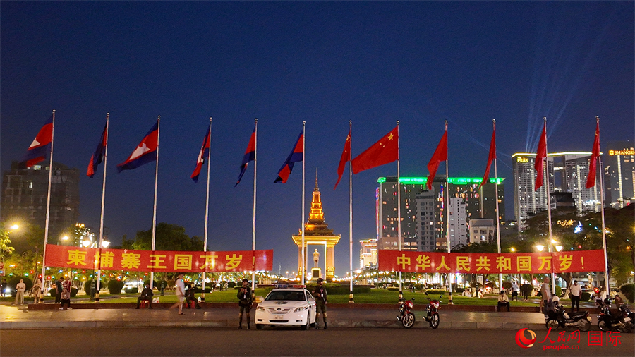 在习近平主席到访柬埔寨前夕，人民网记者在柬埔寨首都金边独立纪念碑等地标建筑附近看到，道路两旁悬挂起中柬两国国旗和“柬埔寨王国万岁！”“中华人民共和国万岁！”等中文欢迎横幅。人民网记者 盛楚宜摄