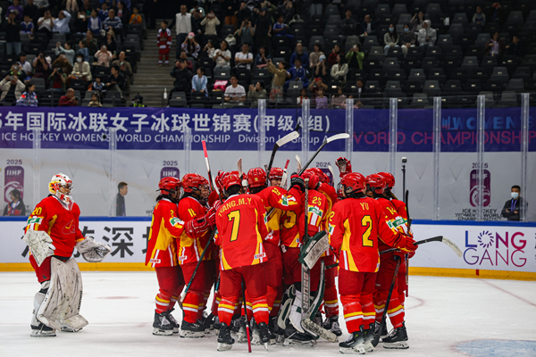中国队球员庆祝胜利。图片来源：中国冰球协会