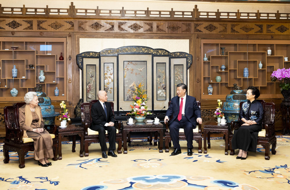 2023年2月24日，国家主席习近平和夫人彭丽媛在北京钓鱼台国宾馆养源斋亲切会见柬埔寨国王西哈莫尼和太后莫尼列。