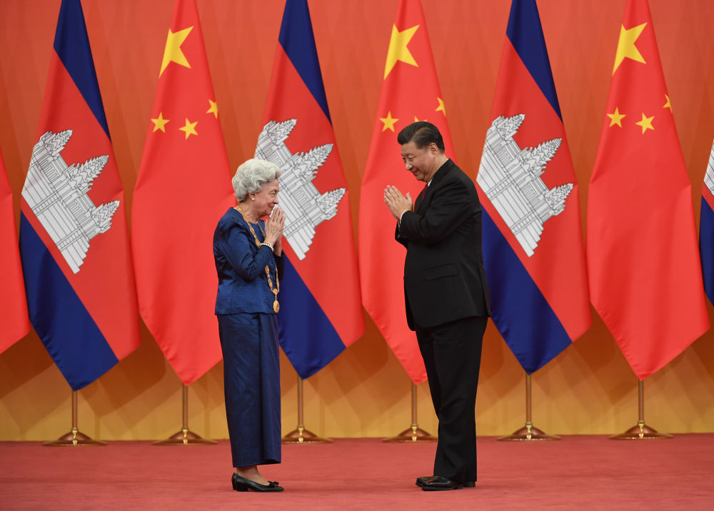 2020年11月6日，国家主席习近平在北京人民大会堂为柬埔寨太后莫尼列举行中华人民共和国“友谊勋章”颁授仪式。