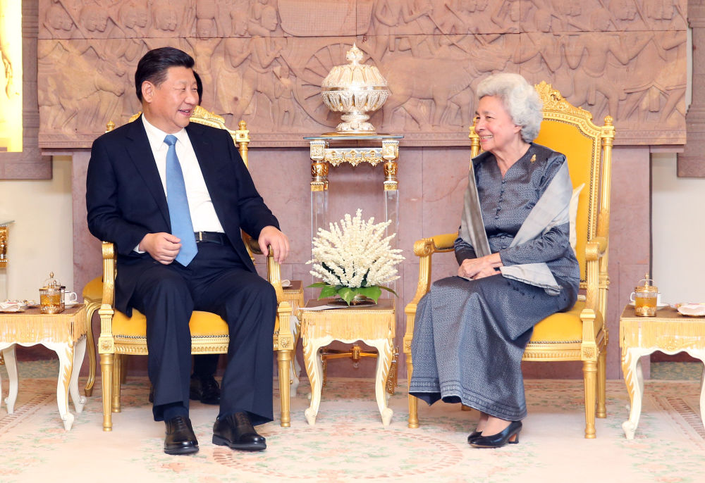 2016年10月13日，国家主席习近平在金边看望柬埔寨太后莫尼列。莫尼列太后特意请习近平在西哈努克太皇生前常坐的椅子上就座。