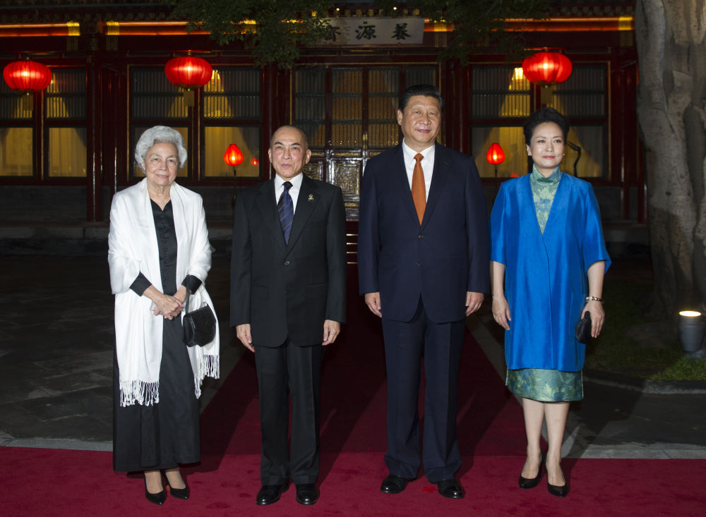 2014年9月25日晚，国家主席习近平在北京钓鱼台国宾馆会见柬埔寨国王西哈莫尼和太后莫尼列。习近平主席夫人彭丽媛参加会见。