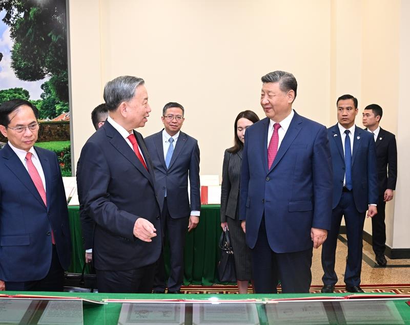 4月14日，习近平总书记在越共中央驻地同越共中央总书记苏林举行会谈。这是会谈后，两党总书记共同见证中越双方签署的45份双边合作文本展示。