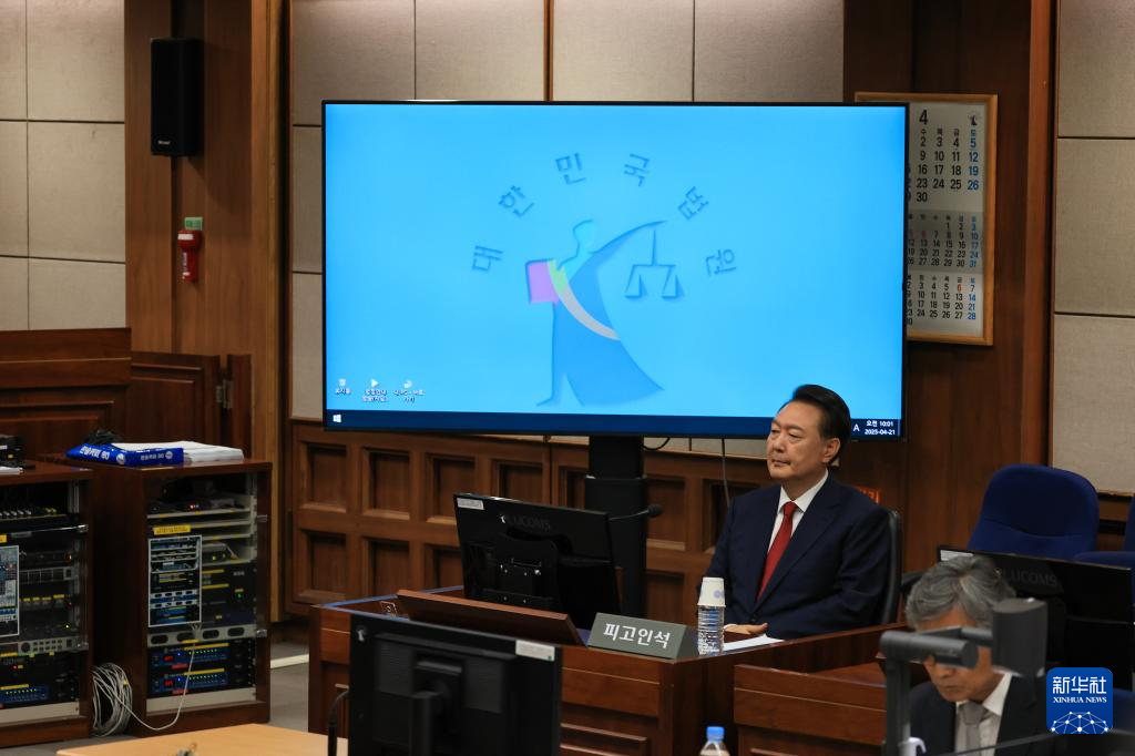 4月21日，尹锡悦在韩国首尔中央地方法院出席庭审。新华社/纽西斯通讯社